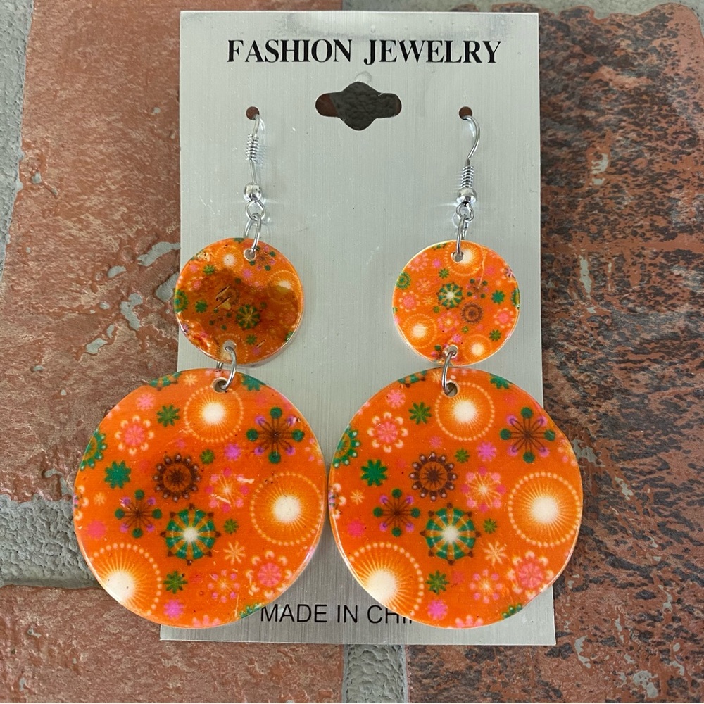 Women’s Fashion Round Shell Dangle Earrings Fish hook Backs.